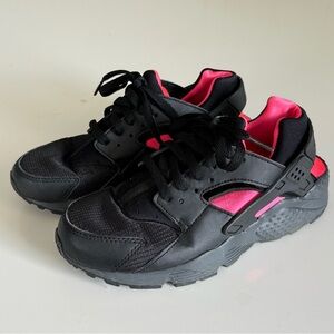 Nike Haurache Run kid’s black and pink sneakers
